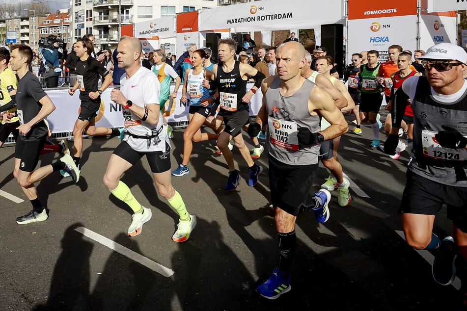 Anlässlich des Rotterdam-Marathons lief Arjen Robben (39, 2. v. r.) einem Großteil seiner Konkurrenz davon.