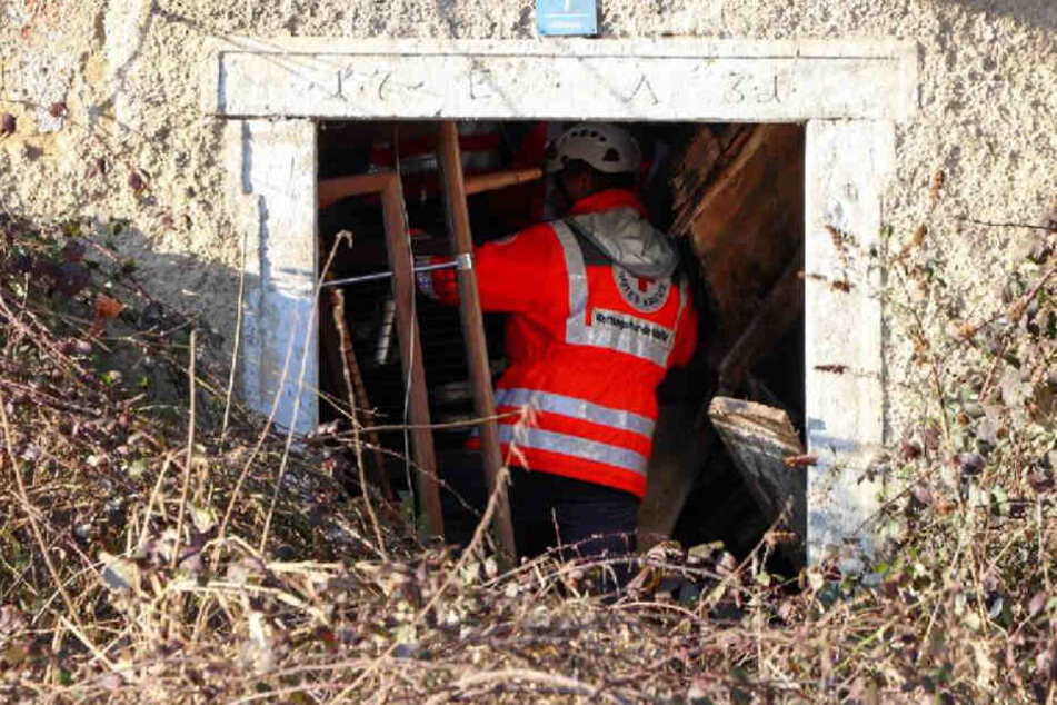 Rettungskräfte suchten in den Trümmern des Hauses nach einem Mann.