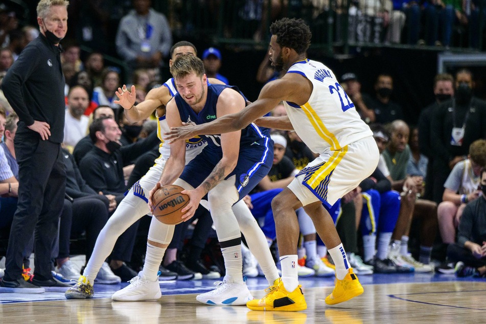 Andrew Wiggins (r.) guarding the Mavs' Luka Dončić.