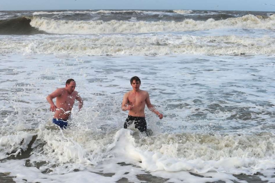Am Neujahrstag stürzen sich mutige Schwimmer auf der Nordseeinsel Sylt ins eiskalte Wasser. (Archivbild)