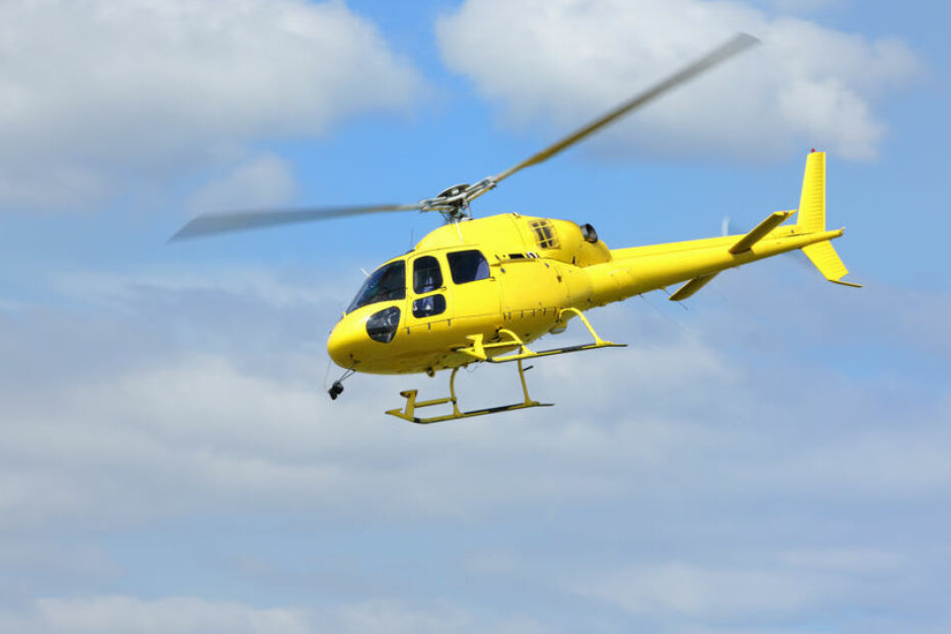 Der verletzte Mann musste mit einem Rettungshubschrauber in ein Krankenhaus gebracht werden. (Symbolbild)