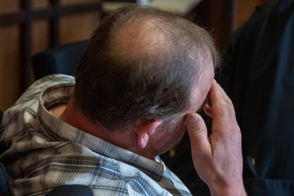 Der Angeklagte (r) sitzt im Verhandlungssaal des Amtsgerichts in Cham