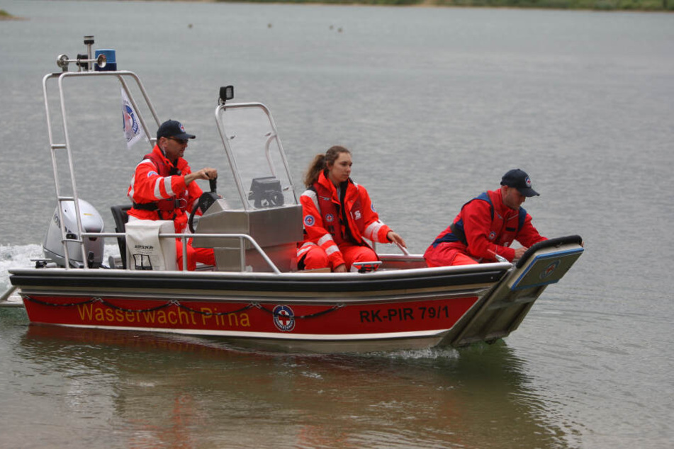 Ehrenamtler der Wasserwacht Pirna helfen der Polizei bei der Suche nach einer Frau am Kiessee Birkwitz.