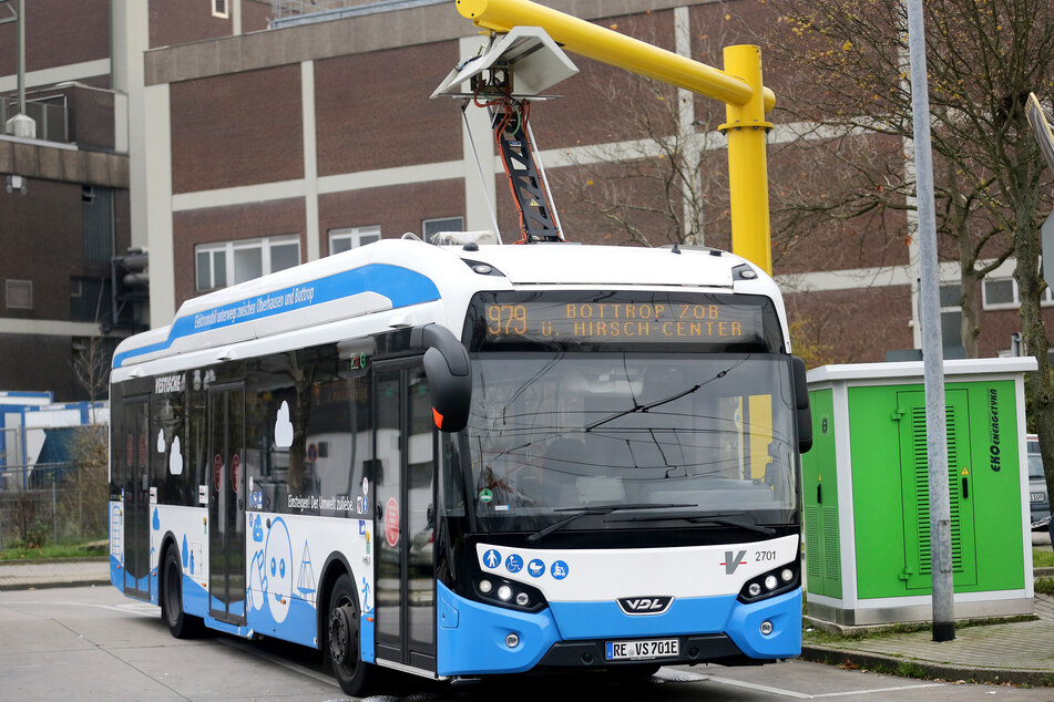 Ein Elektrobus zapft per Abnehmer am Dach Strom.