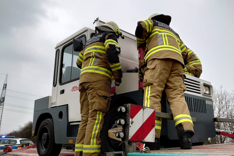Leipzig: Zum Glück reagierte der Fahrer rechtzeitig: Schlepper fängt plötzlich Feuer!