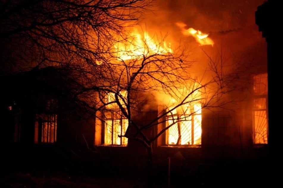 Eine Scheune brannte komplett ab und ein Wohnhaus wurde durch das Feuer stark beschädigt. (Symbolbild)