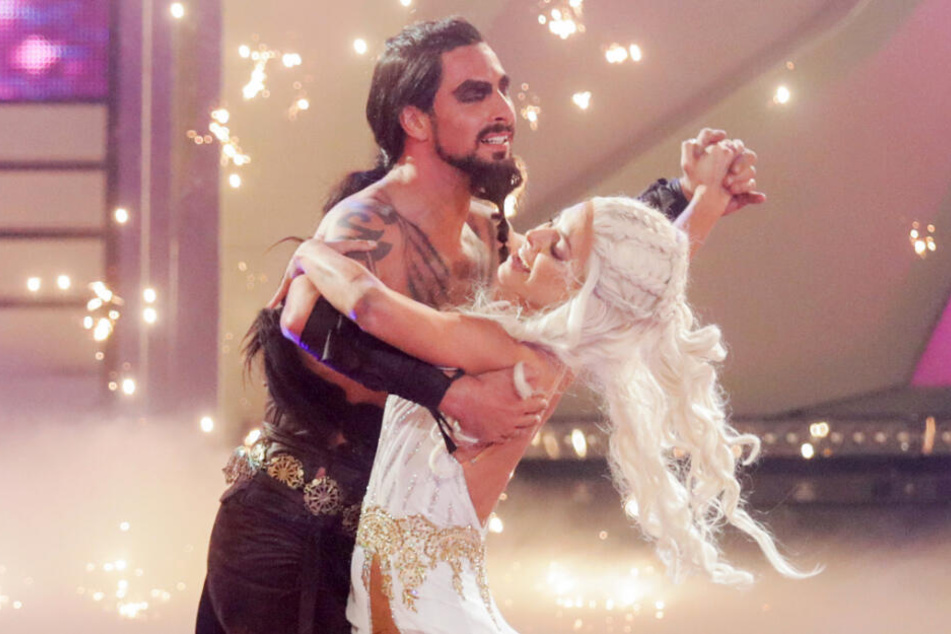 Benjamin Piwko, Schauspieler, und Isabel Edvardsson, Profitänzerin, tanzen in der RTL-Tanzshow "Let's Dance" im Coloneum.