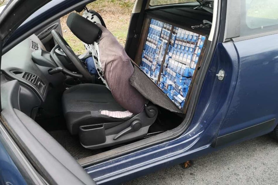 Hinter dem Fahrer- und Beifahrersitz hatte der 28-Jährige rund 80.000 Zigaretten versteckt.