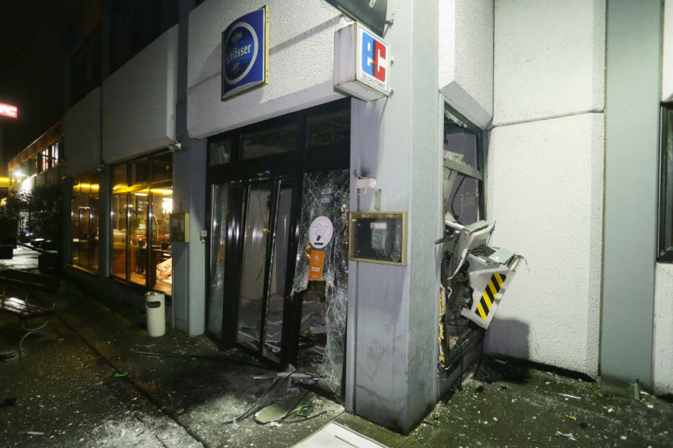 Zwei unbekannte Täter haben in der Nacht zum 1. Weihnachtstag den Geldautomaten gesprengt und sind mit ihrer Beute geflüchtet.
