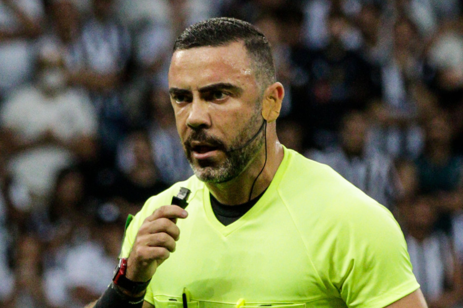 Igor Benevenuto (41) hatte seine Homosexualität in einem Podcast als erster FIFA-Schiri öffentlich gemacht.