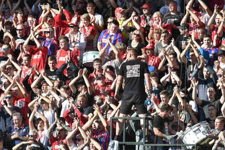 Energie-Fans feuern ihr Team an. (Symbolbild)