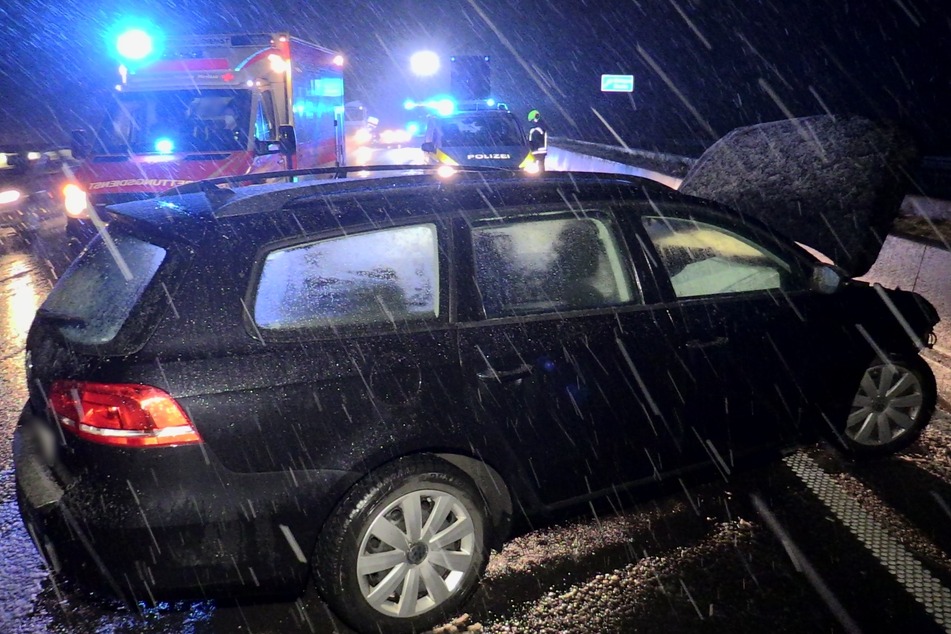 Auf der A57 bei Krefeld ereignete sich am Samstagabend ein Verkehrsunfall aufgrund der Glätte.