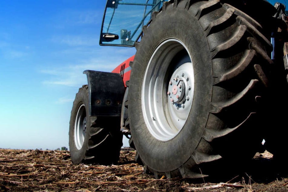 Der 68-Jährige fiel von seinem Traktor und wurde anschließend überrollt. (Symbolbild)