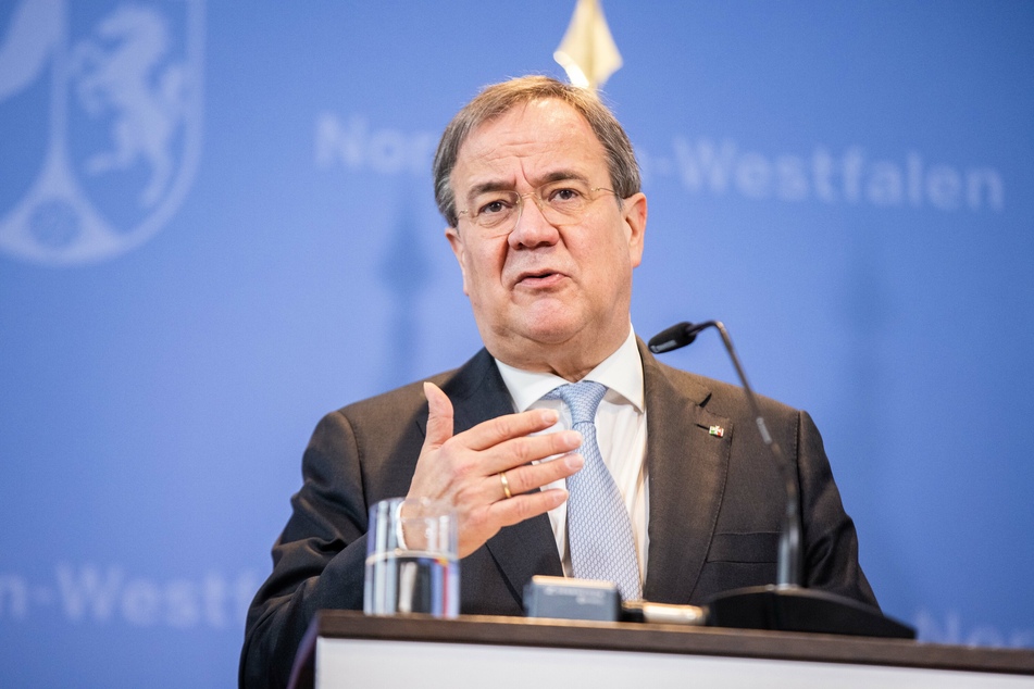 Der nordrhein-westfälische Ministerpräsident Armin Laschet (59, CDU) spricht sich für ein Einreiseverbot für Reisende aus Großbritannien aus.