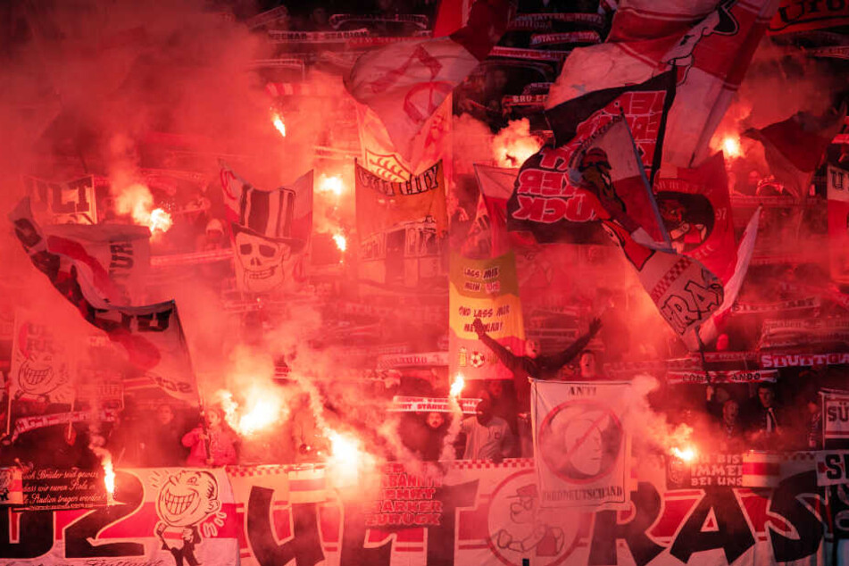 VfB-Ultras (Foto) prügelten sich am Bahnhof Crailsheim mit Ultras des Halleschen FC.