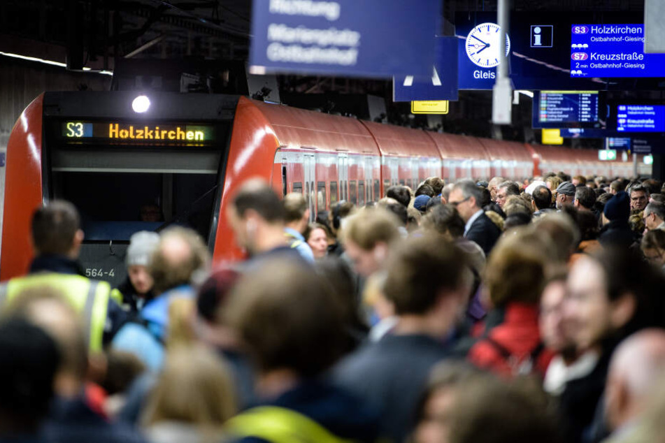 Zahlreiche Menschen warten an einem Bahnsteig des Hauptbahnhofs München auf eine S-Bahn. Nach der Sperrung rollt der Verkehr wieder.