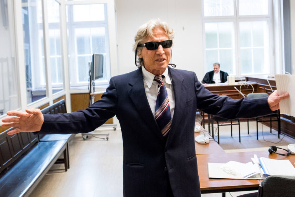 Der Angeklagte gestikuliert im Gerichtssaal.