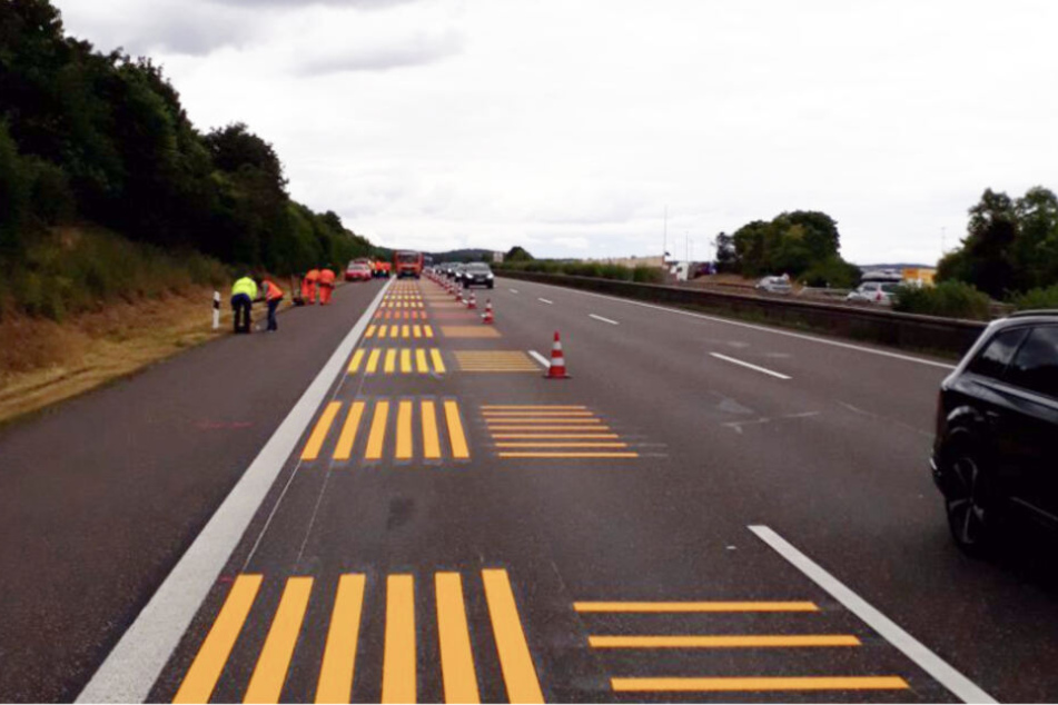 Diese gelben Streifen sind nun auf der Fahrbahn zu sehen.