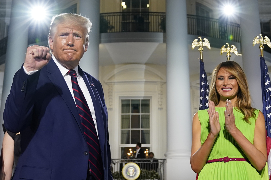 Donald Trump, Präsident der USA, und First Lady Melania Trump stehen auf dem Südrasen des Weißen Hauses zum Abschluss der viertägigen Parteitages der Republikaner