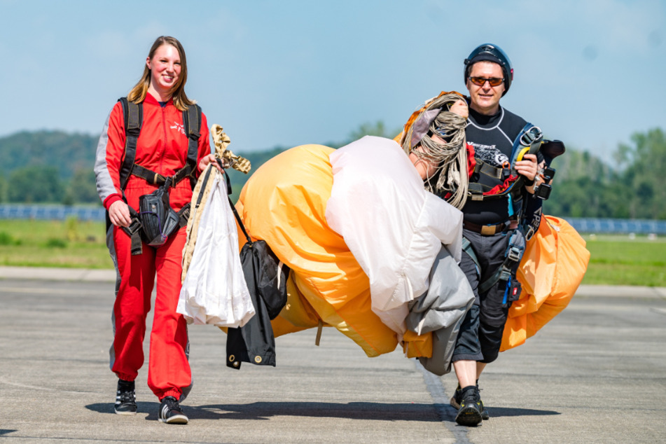 Alexandra Weiß (20, l., drittes Lehrjahr) und Guide Marko Koark (52) auf dem Weg in den Hangar.