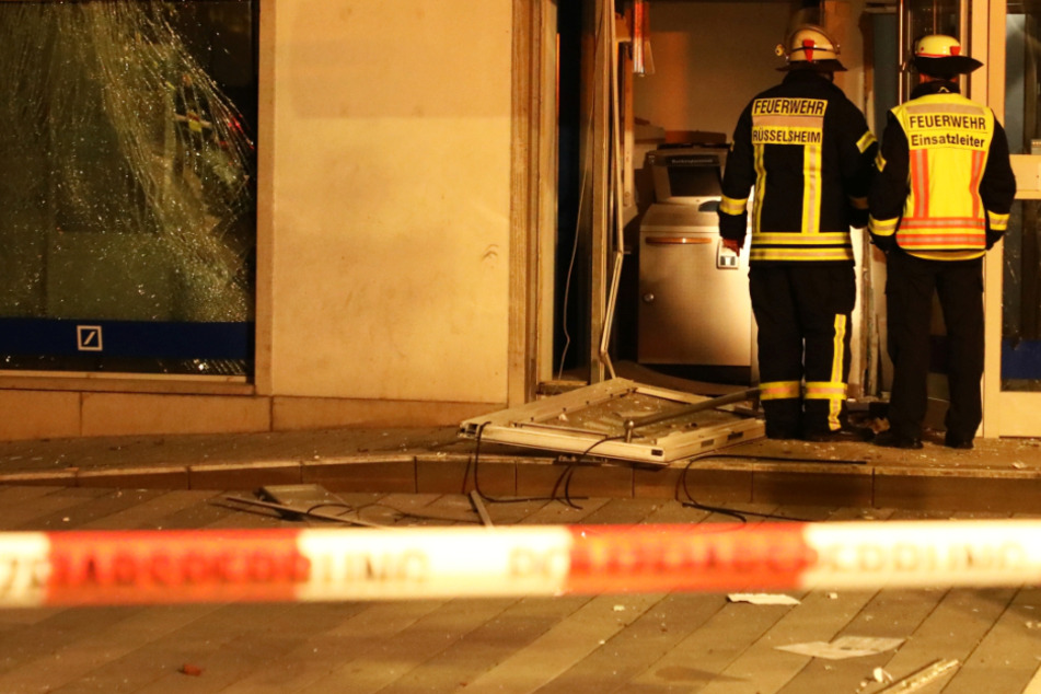 Explosion in Rüsselsheim: Bankräuber fliehen in dunklem ...