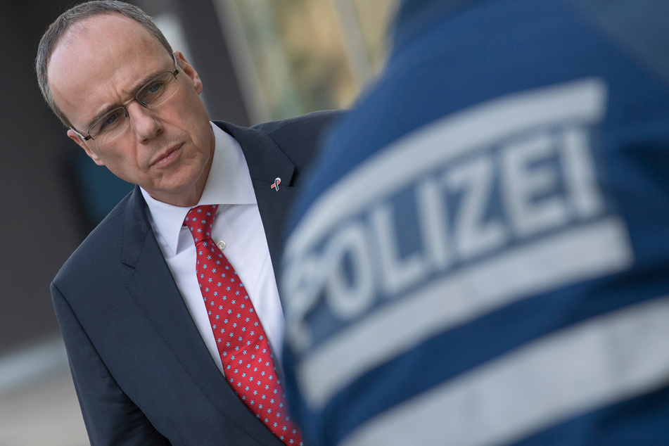 Laut Hessens Innenminister Peter Beuth (52/CDU) habe die Gruppierung schon seit längerem im Fokus gestanden.