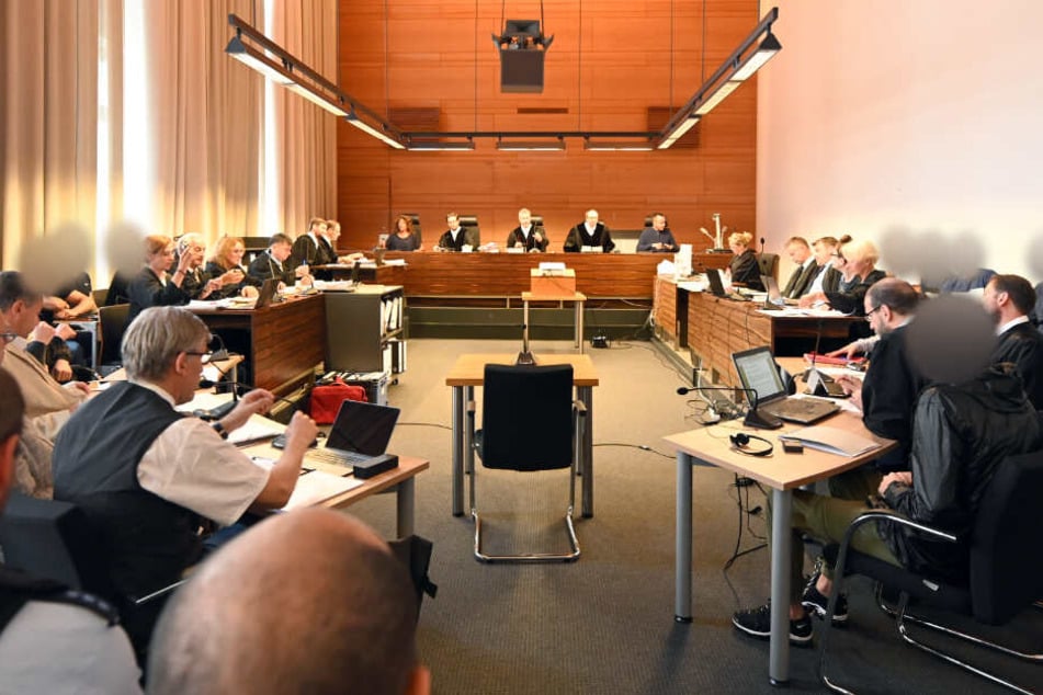 Zu Beginn des Prozesses sitzen die Angeklagten im Landgericht seitlich hinter ihren Anwälten. (Archivbild)
