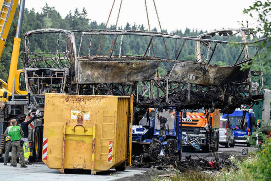 Nach der Spurensicherung vor Ort an der A9 wurde der ausgebrannte Bus von
einem Kran geborgen.