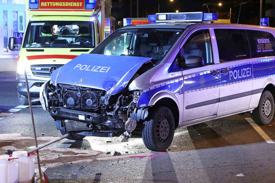 Auch der Polizeiwagen wurde durch den Unfall beschädigt.