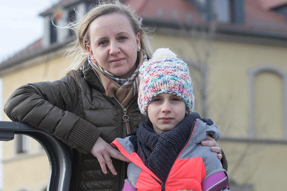 Das Schulamt habe viel versprochen, aber nichts sei passiert, findet Jana Groll (33) mit Tochter Alesia (9).