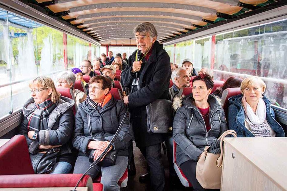 Stadtführer Fiebig (66) musste die Tour unter geschlossenem Dach durchführen.