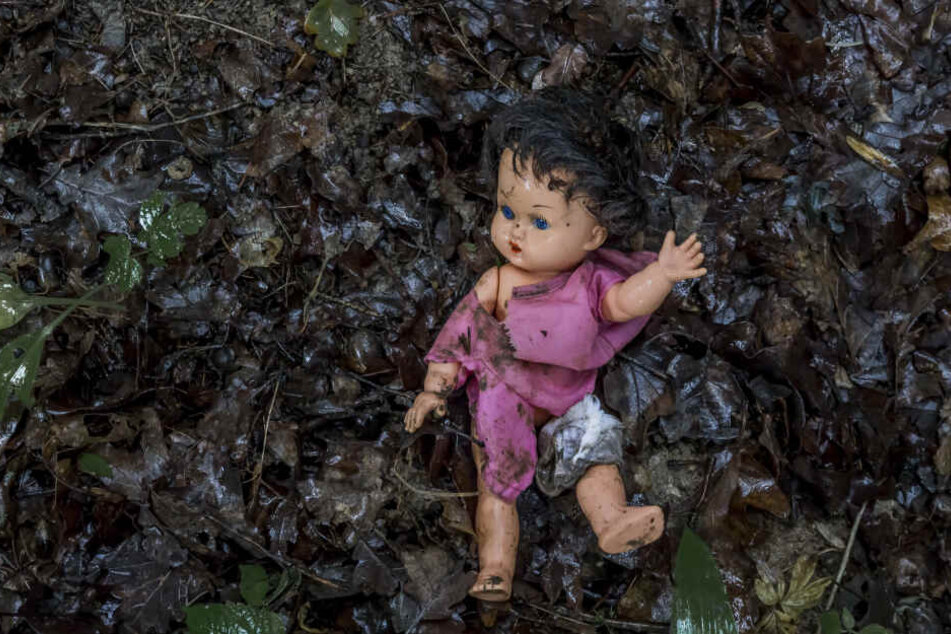 Mit einer Puppe schlug die Frau dem Kind mehrfach auf den Kopf, wie die Polizei berichtete. (Symbolbild)