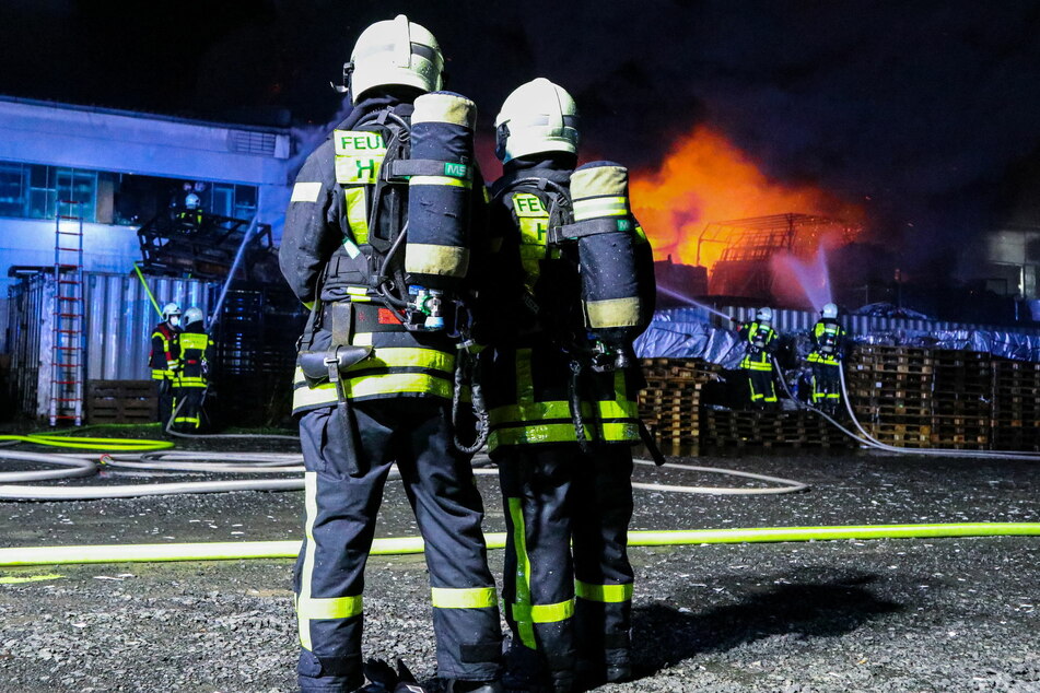Rund 150 Einsatzkräfte - auch von benachbarten Feuerwehren - waren bei der Brandbekämpfung gefordert.