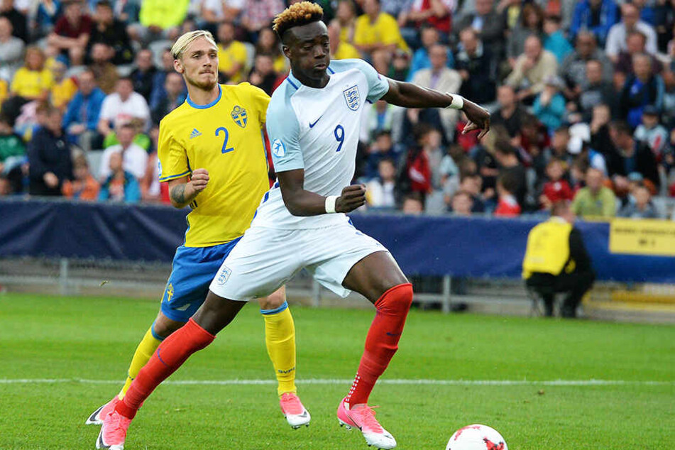 Hier im Trikot von Englands U21-Nationalmannschaft, traf er am Mittwoch für seinen Verein Aston Villa gleich vier Mal: Tammy Abraham (r.).