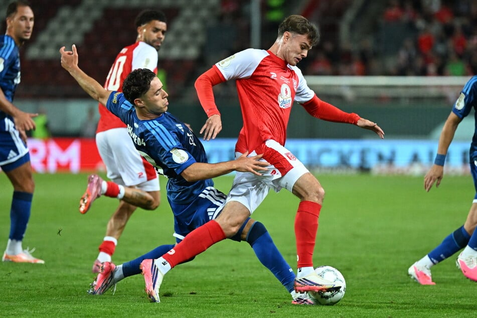 Der Hallesche FC bietet dem Bundesligisten aus Gelsenkirchen bislang ordentlich Paroli.