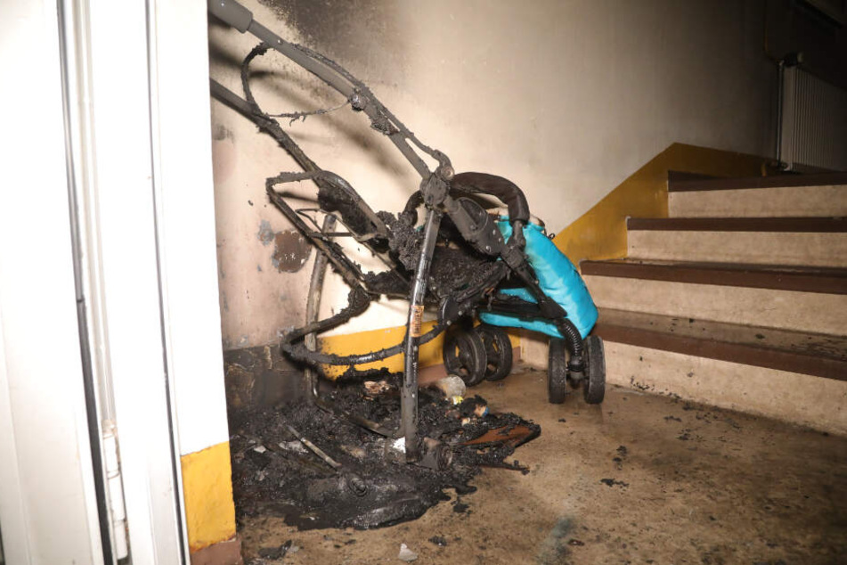 Der völlig verkohlte Kinderwagen im Treppenhaus.