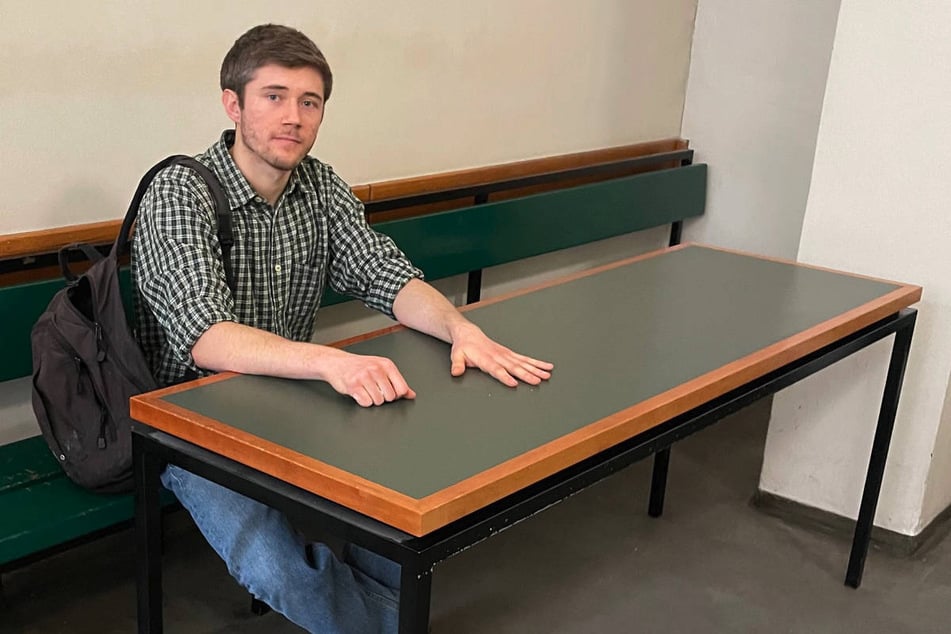 Klimaaktivist Henning Jeschke (23) hatte sich bei seinem Prozess mit der Hand auf einem Tisch festgeklebt. Jetzt will das Gericht das Corpus Delicti zurückhaben.
