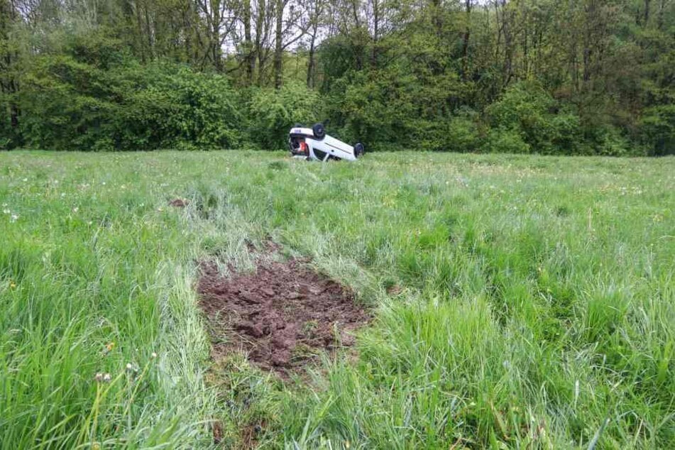 Der Wagen landete auf einer Wiese.