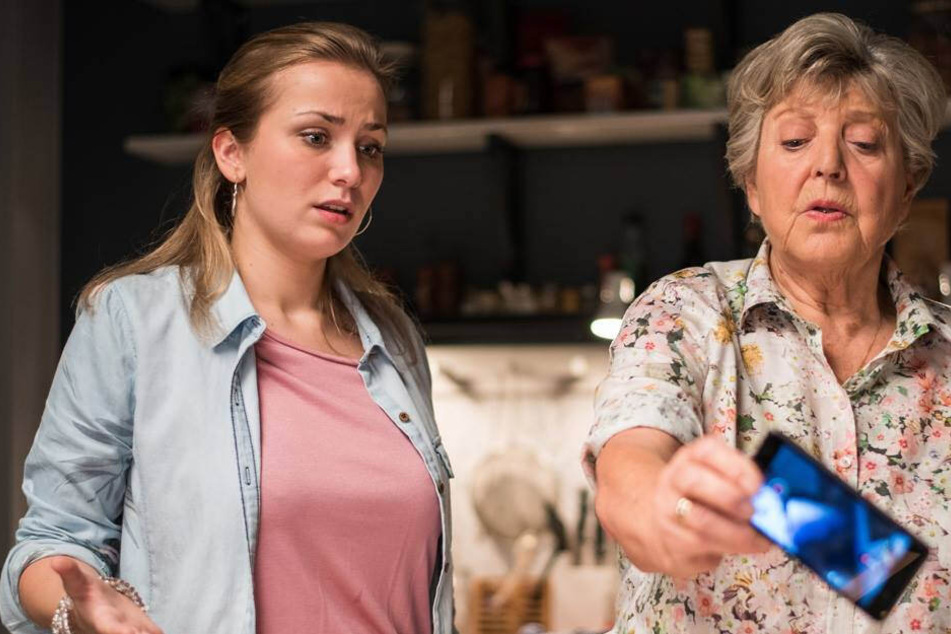 Mutter Beimer war nach ihrem Influencer-Auftritt für Lea wütend und PFEFFERTE ihr Handy in die Suppe...