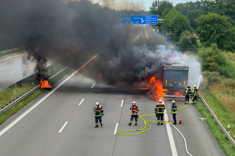 Auf der A1 hat ein Lkw am Donnerstagmorgen Feuer gefangen.