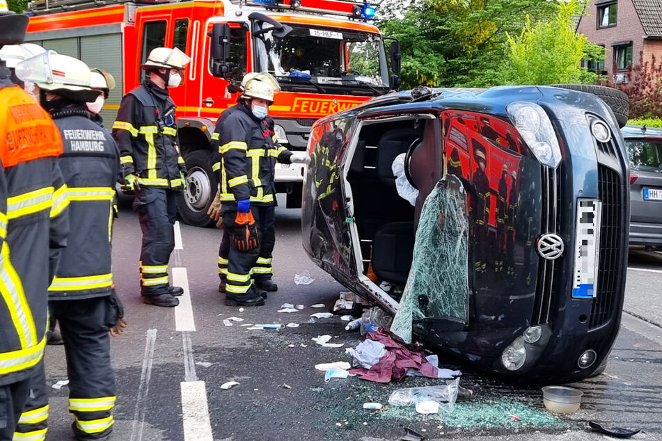 Der VW liegt nach dem Unfall schwer beschädigt auf der Seite.