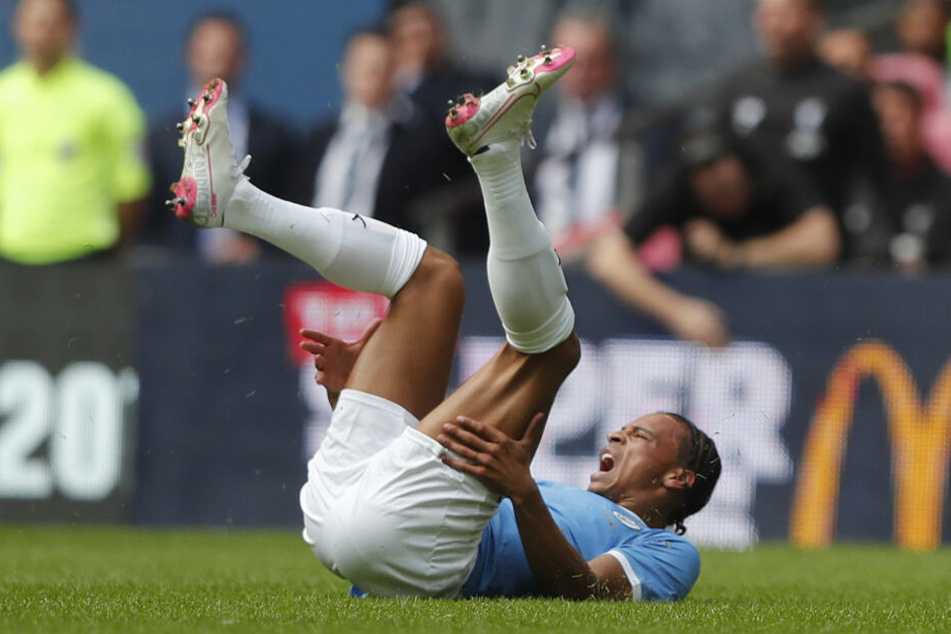 Manchesters Leroy Sane liegt verletzt auf dem Rasen.