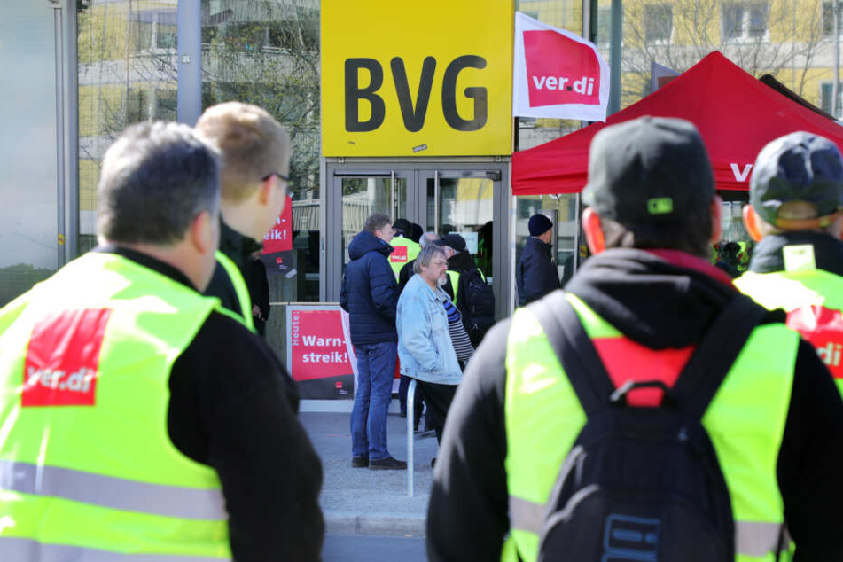 Immerhin fiel die Bahn nicht während eines BVG-Streiks aus. Das hätte zu größeren Schwierigkeiten führen können! (Symbolbild)