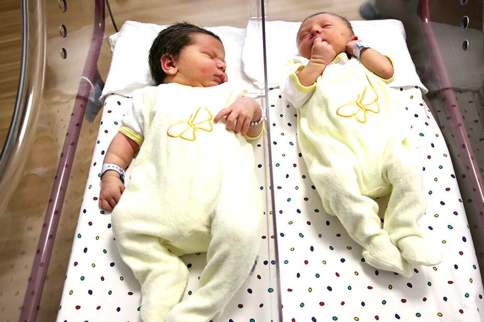 Die Neugeborenen Vincent-Martin und Emil-Theodor liegen nebeneinander in einem Krankenbett.