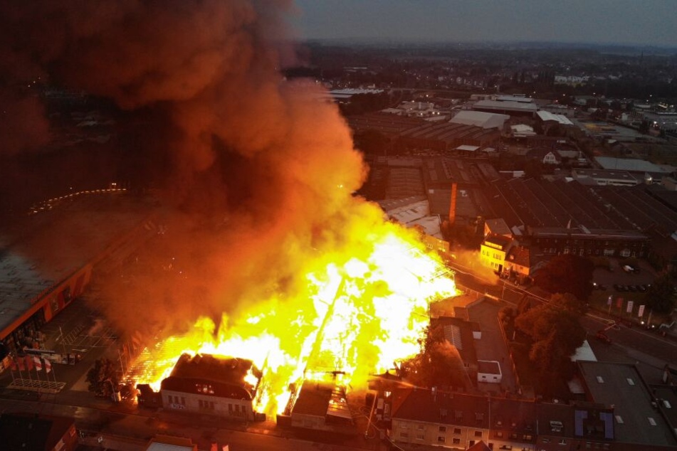 Helle Flammen schlugen am Mittwoch aus einem Gebäudekomplex im Stadtteil Eicken (Luftaufnahme mit Drohne).