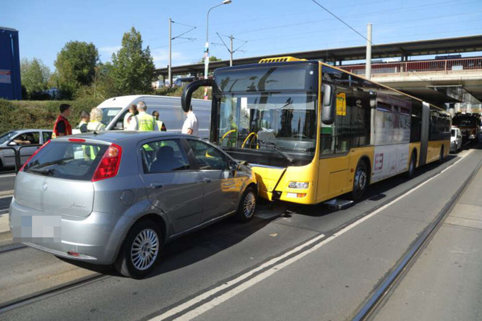Der Fiat gelangte in die Busspur und krachte in einen wartenden Bus der Linie 65.