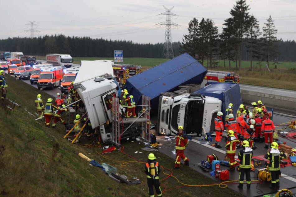 Zahlreiche Rettungskräfte sind bei dem Unfall im Einsatz.