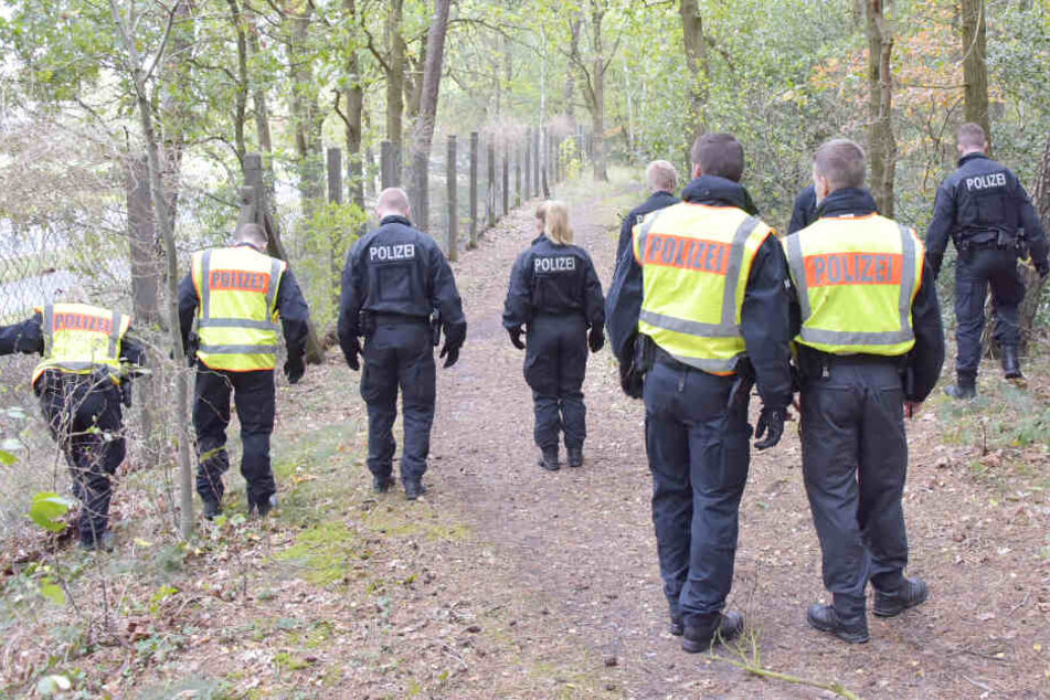 Bereitschaftspolizisten suchen nach Spuren.