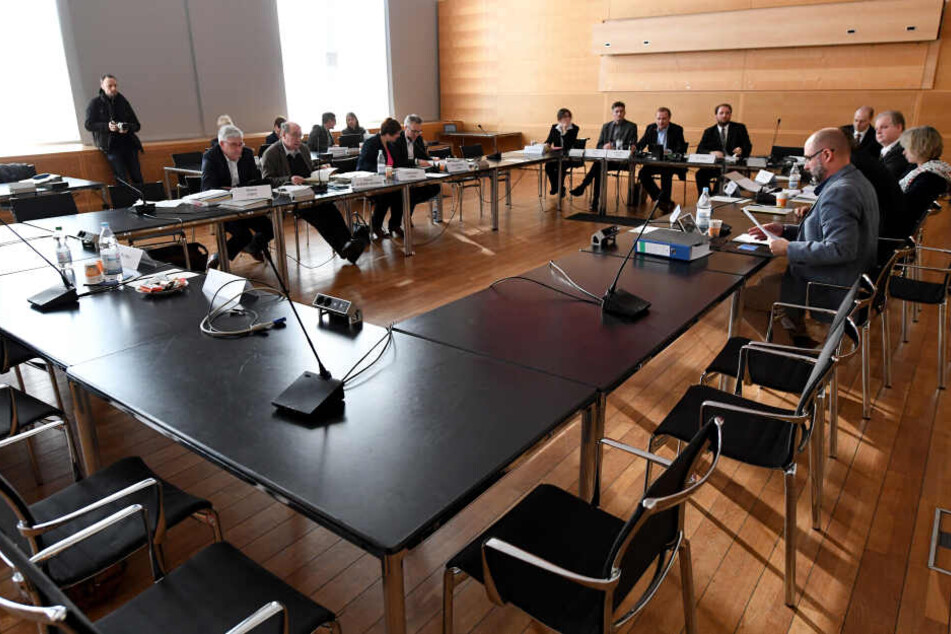 Mitglieder des Parlamentarischen Untersuchungsausschusses zur Rockeraffäre warten auf den Beginn der Sitzung. Die Abgeordneten wollen mögliche Missstände in der Polizei aufklären.