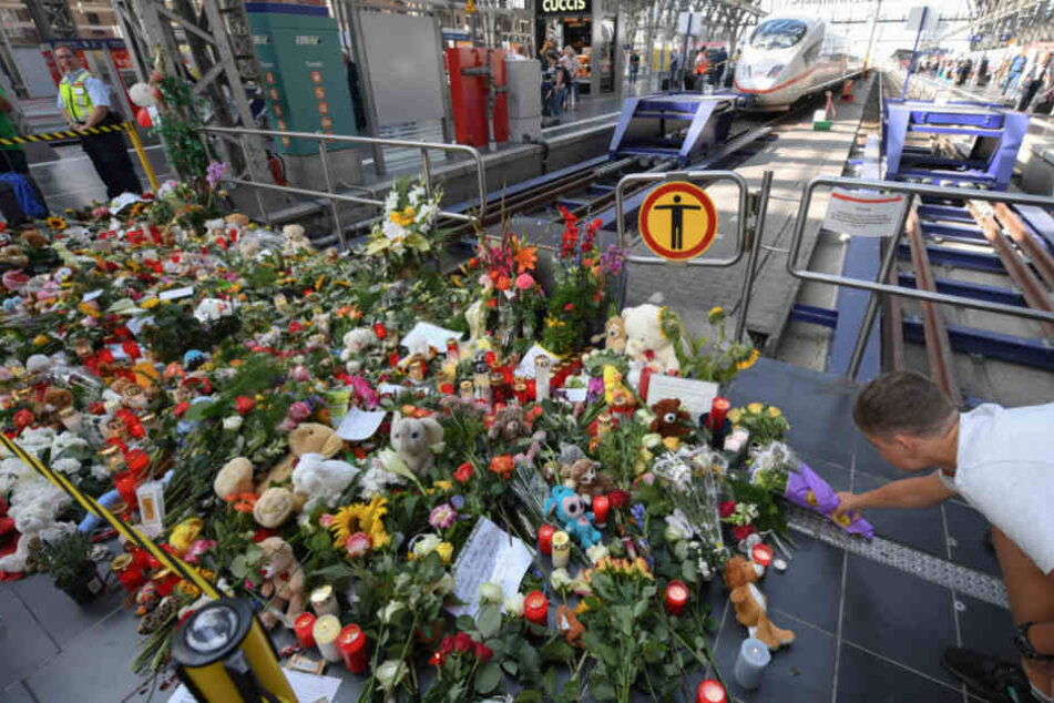 Zahlreiche Kuscheltiere und Blumen wurden nach dem Vorfall am Gleis abgelegt.